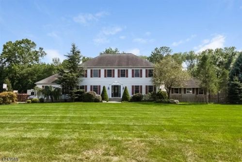 16 Treeline Dr, Annandale, NJ 08801-3463