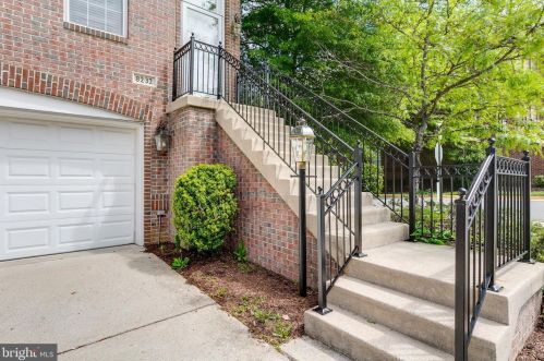 8232 Gunston Commons Way, Lorton, VA 22079-5027
