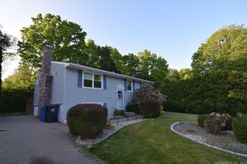 13 Cartridge Trl, Gales Ferry, CT 06339-1804