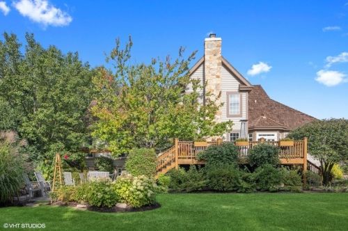 6755 Fieldstone Dr, Willowbrook IL  60527-5294 exterior