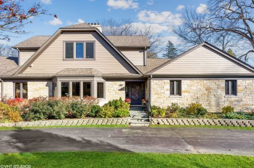 1357 Sunview Ln, Northfield, IL 60093-1624