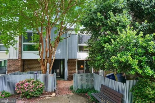 11420 Links Dr, Herndon, VA 20190-4812