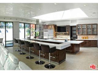 6435 Weidlake Dr, Los Angeles CA  90068-2277 exterior