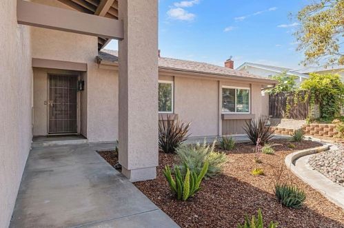 724 Granada Dr, Vista, CA 92083-4731