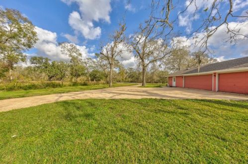 2029 Pond Shore Dr, Angleton TX 77515-7483 exterior