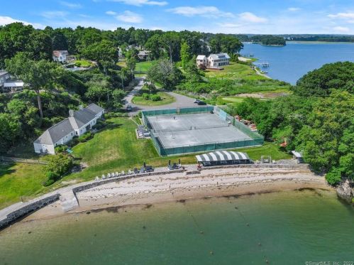 35 Hilltop Rd, Norwalk CT  06854-5001 exterior