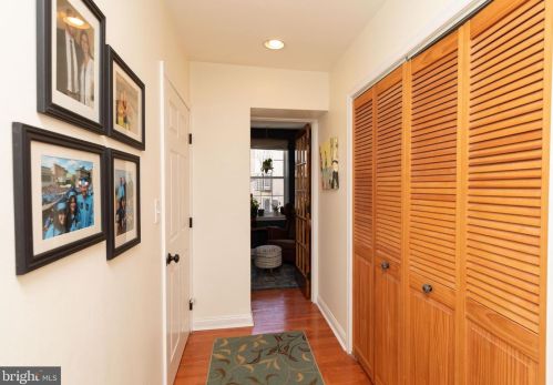 1015 4 St, Philadelphia PA 19147-4106 exterior