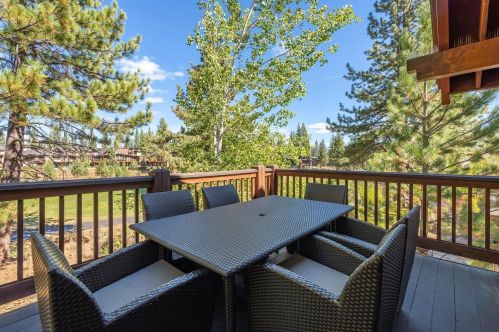 10240 Valmont Trl, Truckee CA  96161-2072 exterior