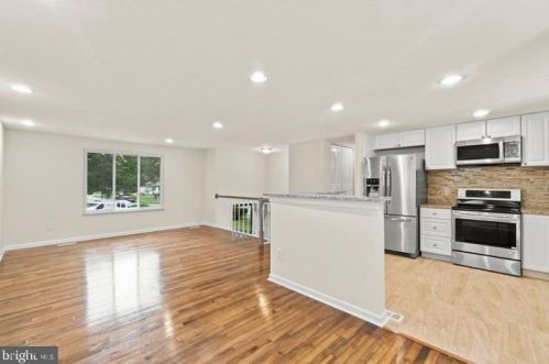 8461 Yellow Leaf Ct, Springfield VA  22153-2522 exterior