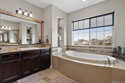 6374 Kewaunee Way, Aurora CO 80016-4310 exterior