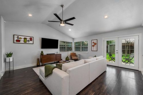 2116 Rockwood Dr, Carrollton TX 75007-5723 exterior