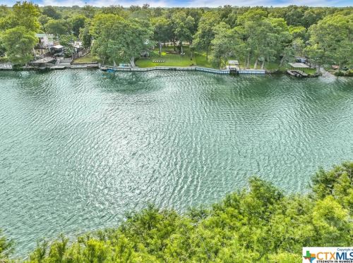 332 Mdw Lk Dr, Seguin TX 78155-9206 exterior