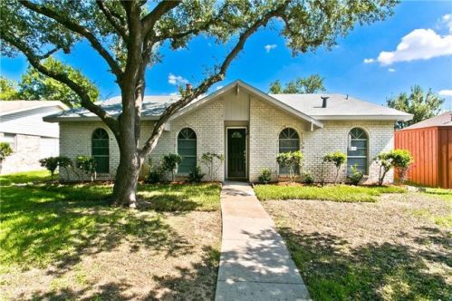 2204 Yewpon Dr, Carrollton TX  exterior