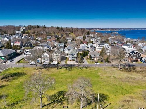 17 Clinton St, Middletown, RI 02840-3905