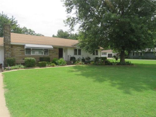 722 4th St, Checotah, OK 74426-1406