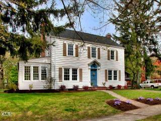 330 Meadowbrook Rd, Fairfield, CT 06824-5256
