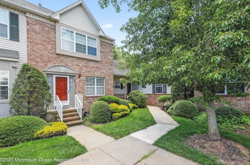49 Duxbury Ct, Holmdel Village, NJ 07733-2744
