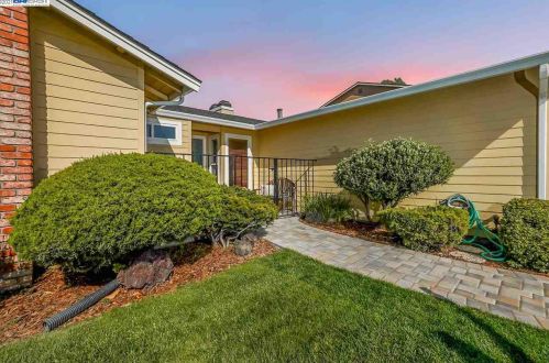 27112 Belfast Ln, Hayward, CA 94542-2431