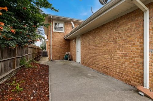 8600 Stolting Rd, Niles IL  60714-1817 exterior