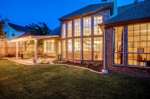 2561 Grn Oak Dr, Carrollton TX 75010-4221 exterior