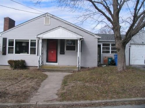 15 Leicester Dr, Lincoln, RI 02865-1645