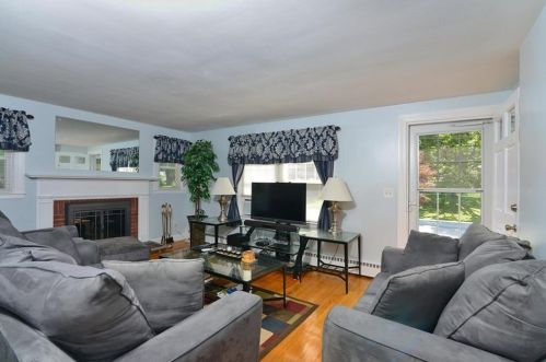 72 Jennie Ln, Warwick, RI 02889-3227