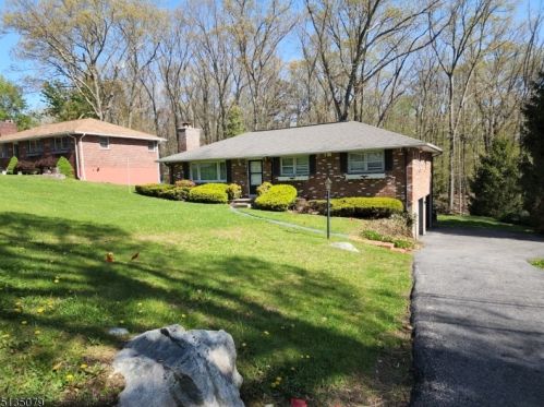 77 Hillside Dr, Bloomingdale, NJ 07403-1530