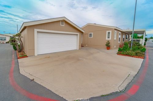 27 Spruce Via, Anaheim CA  92801-1043 exterior