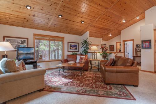 13963 Copenhagen Dr, Truckee CA  96161-6633 exterior