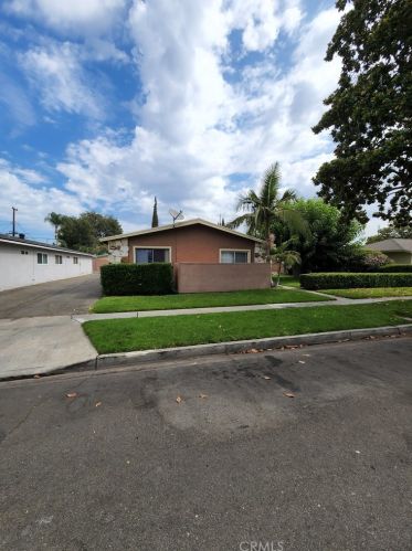 2109 Juno Ave, Anaheim CA  92804-4518 exterior