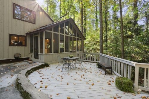 300 Elden Dr, Atlanta GA  30342-2032 exterior