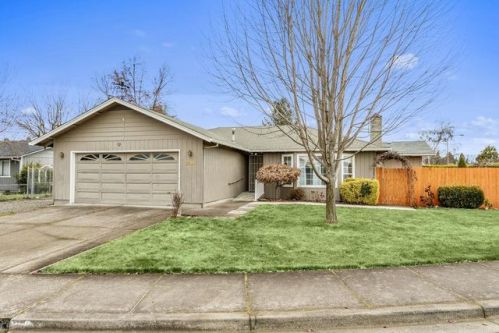 3216 Blackthorn Dr, Medford, OR 97504-4919