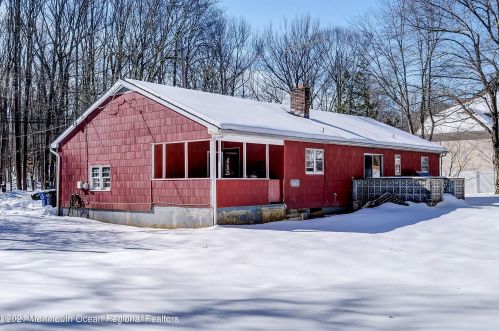 1584 Front St, Lincroft, NJ 07738-1122