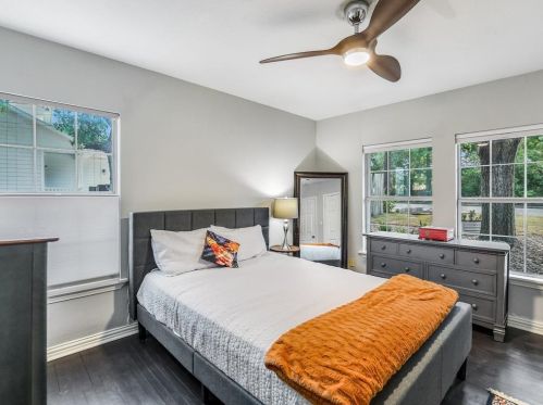 6207 Betty Cook Dr, Austin TX  78723-3313 exterior