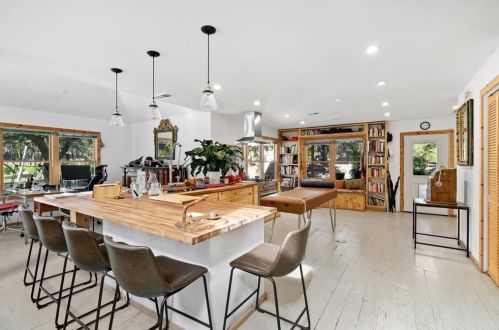 5204 Cueva Dr, Austin TX  78738-7611 exterior