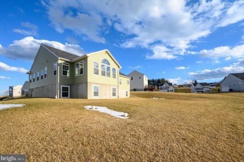 2331 Water Garden Dr, Hanover PA 17331-8319 exterior