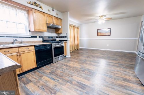 38 Catbird Ct, Trenton NJ 08648-2045 exterior