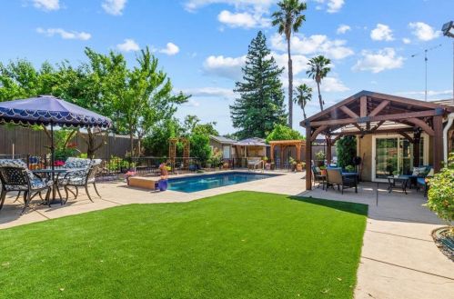 8712 Lodestone Cir, Elk Grove CA  95624-2520 exterior