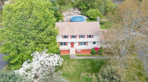 27 Hickory Ln, Upper Stepney, CT 06468-1617
