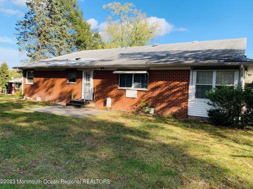 180 Columbine Ave, Lakehurst, NJ 08759-3058