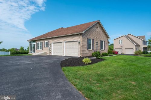 1578 Glenleigh Dr, York, PA 17404-8526