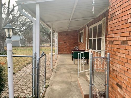 201 Sherman St, Nocona TX 76255-2732 exterior