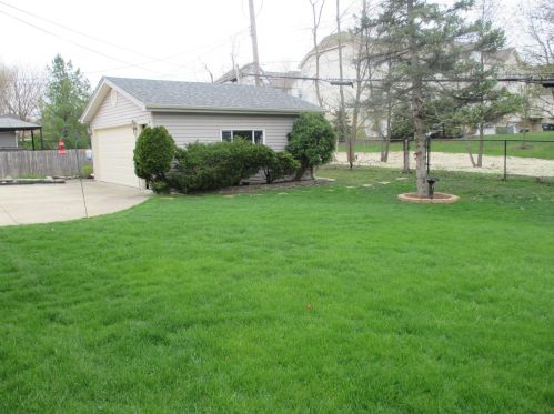 334 Shawnee Dr, Carol Stream IL  60188-1962 exterior