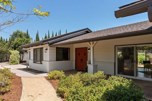 2004 Troy Pl, Vista CA  92084-4831 exterior