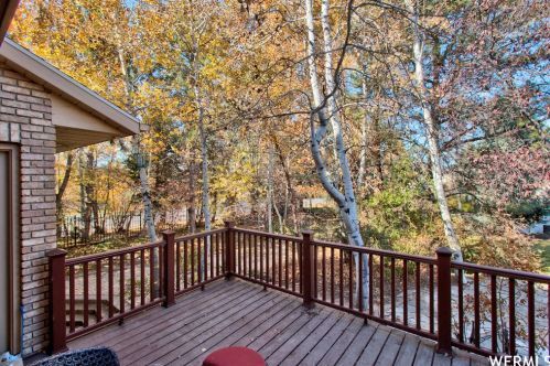 25 Snowstar Ln, Sandy UT 84092-4800 exterior