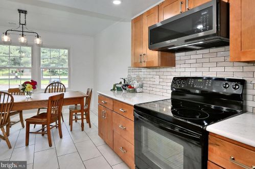 9271 Sprucewood Rd, Springfield VA  22015-3559 exterior