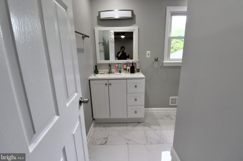 8005 Lake Pleasant Dr, Springfield VA  22153-3005 exterior