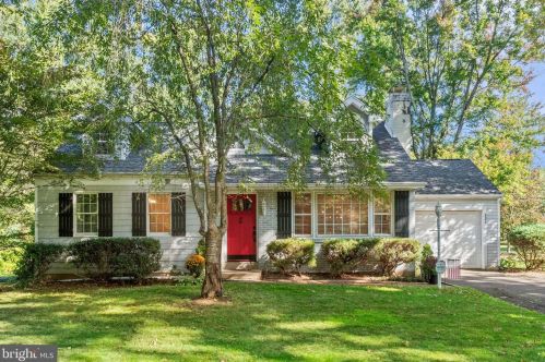 321 Almshouse Rd, Southampton, PA 18954-1111