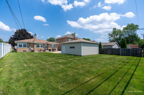 6921 Oakton Ct, Niles IL  60714-3014 exterior