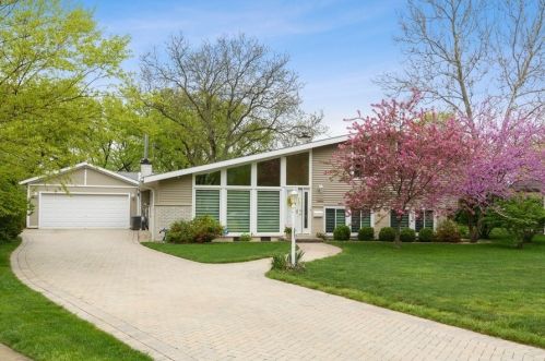 2821 Virginia Ln, Glenview, IL 60025-4645